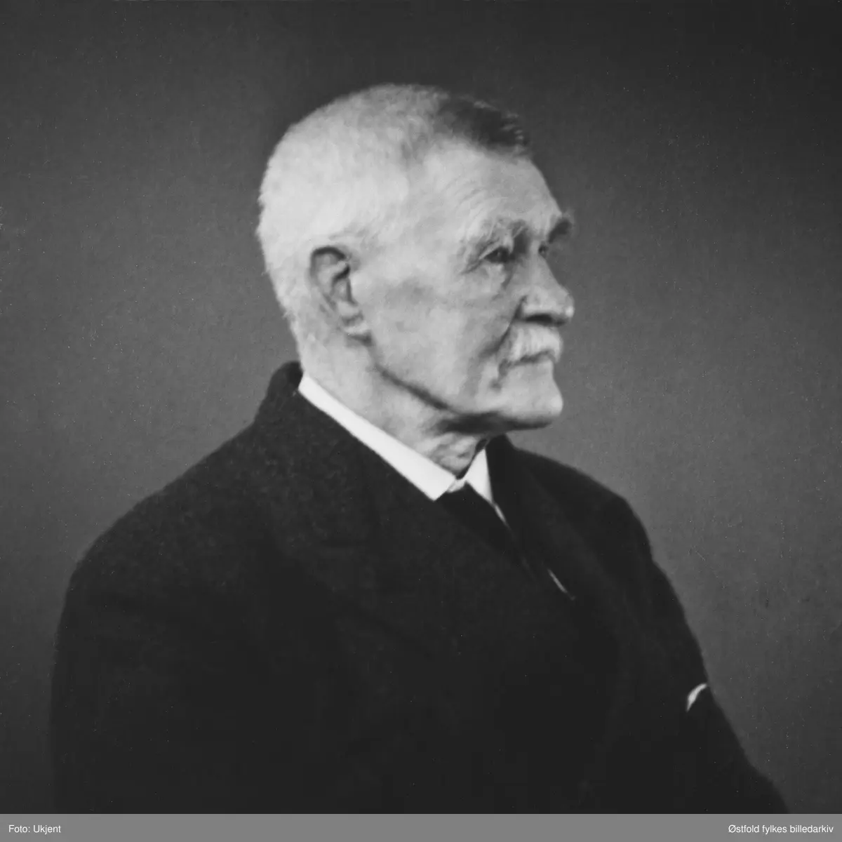 Portrett av Johan Johannesen (1865-1951), skipper på DS Krabben.  Bildet er fra ca. 1930 (?)
Dampbåten  DS Krabben gikk i rute langs Glomma fra Glengshølen i Sarpsborg til Lindhol i Eidsberg med mange stoppesteder underveis på begge sider av Glomma i perioden 1869 til 1947.