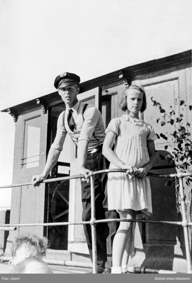 DS Krabben, til venstre Karl David Johansen, sønn til skipperen på båten (Johan Johannesen). Han førte båten en sesong etter at faren døde i 1942, Jenta på bildet er en passasjer, ukjent.
Karl David førte båten i en sesong, og hans bror John Johansen, overtok deretter som skipper. Begge hadde vært med faren og siden løst skippersertifikat.
Dampbåten  DS Krabben gikk i rute langs Glomma fra Glengshølen i Sarpsborg til Lindhol i Eidsberg med mange stoppesteder underveis på begge sider av Glomma i perioden 1869 til 1947.