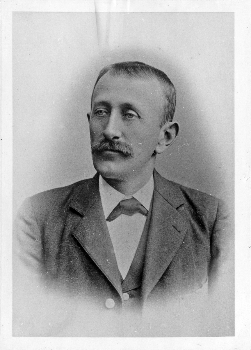Porträtt av August Eriksson, Frälsegården Bälinge. 

Eriksson donerade och sålde ett stort antal föremål till Alingsås museum när museet var nytt.
