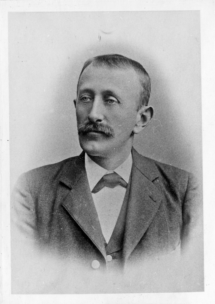 Porträtt av August Eriksson, Frälsegården Bälinge. 

Eriksson donerade och sålde ett stort antal föremål till Alingsås museum när museet var nytt.