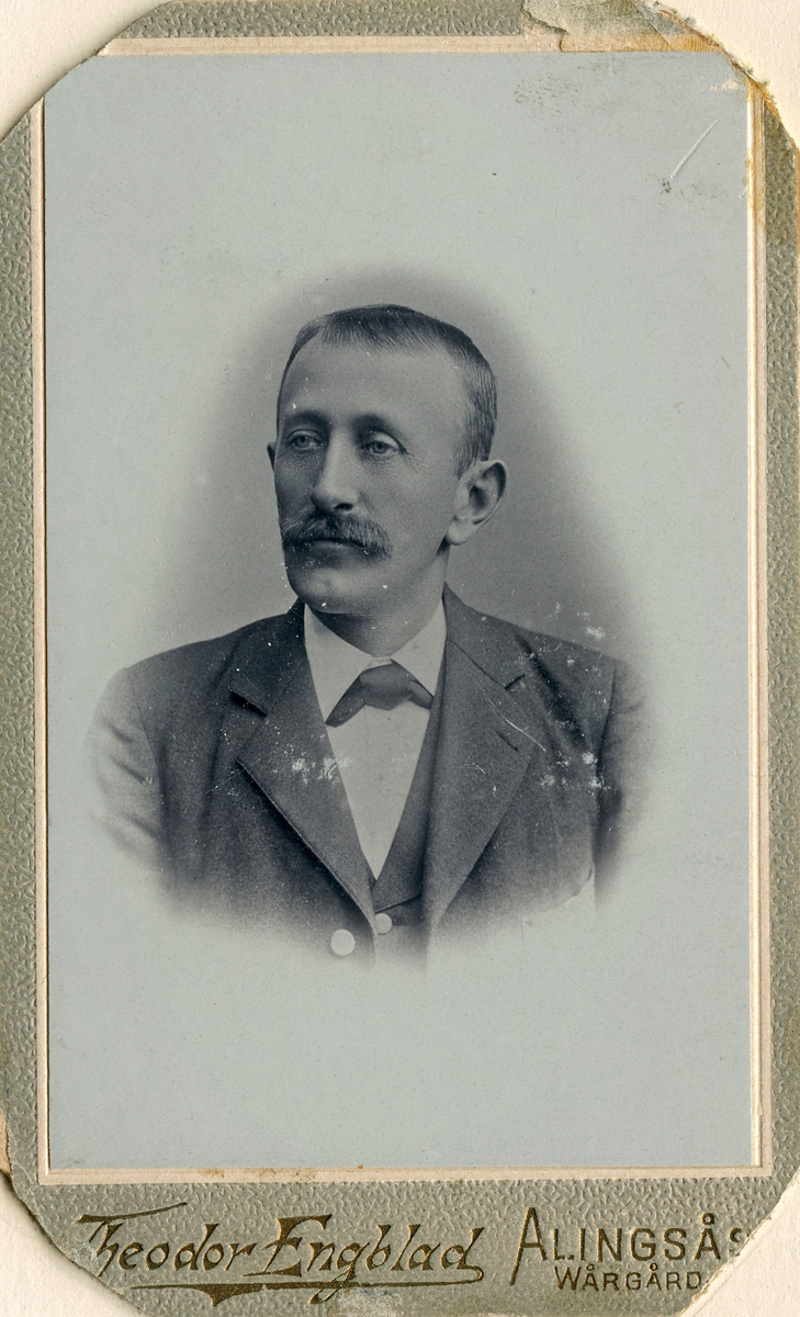 Porträtt av August Eriksson, Frälsegården Bälinge. 

Eriksson donerade och sålde ett stort antal föremål till Alingsås museum när museet var nytt.
