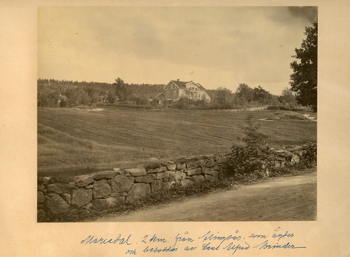 På bilden står: "Mariedal, ca 2 km från Alingsås, som ägdes och beboddes av Carl Alfred Norinder". "Foto har i alla år suttit på väggen Mimmis rum". Mimmi Norinder var dotter till C.A. Norinder. På balkongen står fem personer och i trädgården står ytterligare två.

Fastigheten byggdes 1864 och tillbygdes på 1870-talet.