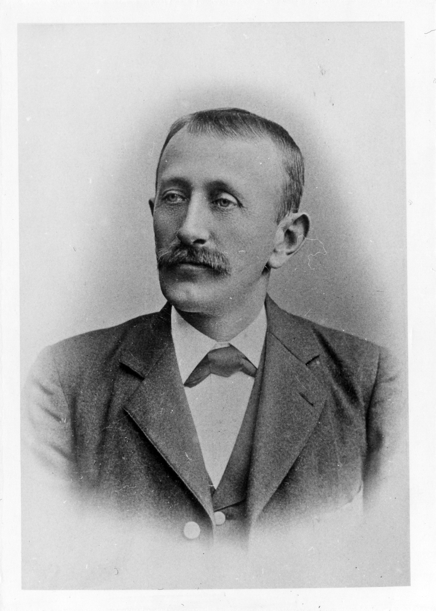 Porträtt av August Eriksson, Frälsegården Bälinge. 

Eriksson donerade och sålde ett stort antal föremål till Alingsås museum när museet var nytt.