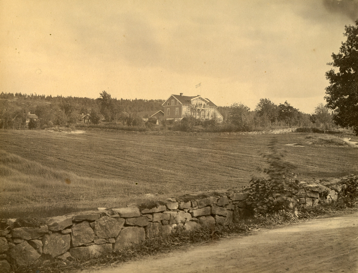 På bilden står: "Mariedal, ca 2 km från Alingsås, som ägdes och beboddes av Carl Alfred Norinder". "Foto har i alla år suttit på väggen Mimmis rum". Mimmi Norinder var dotter till C.A. Norinder. På balkongen står fem personer och i trädgården står ytterligare två.

Fastigheten byggdes 1864 och tillbygdes på 1870-talet.