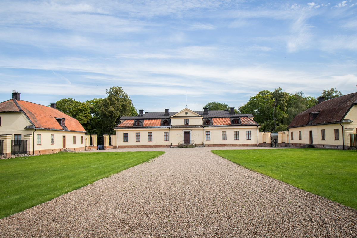 Exteriör från Lambohovs säteri utanför Linköping. Herrgården ligger i Slaka socken. 

Om Lambohovs säteri:
Lambohovs säteri uppfördes 1762–1763 och liknar ett franskt lantslott i rokoko. Både arkitekten Jean Eric Rehn och byggherren Fredrik Carl Sinclair var inspirerade av fransk arkitektur och inredning. Godset var ett påkostat bygge och byggdes ståndsmässigt för att kungligheter skulle kunna övernatta här – vilket de också gjorde. Till stora delar är originalinredningen väl bevarat. Sedan 1967 är herrgårdsanläggningen byggnadsminne och ägs av Linköpings kommuns fastighetsbolag Kulturfastigheter.

Bilder från staden Linköping år 2024.