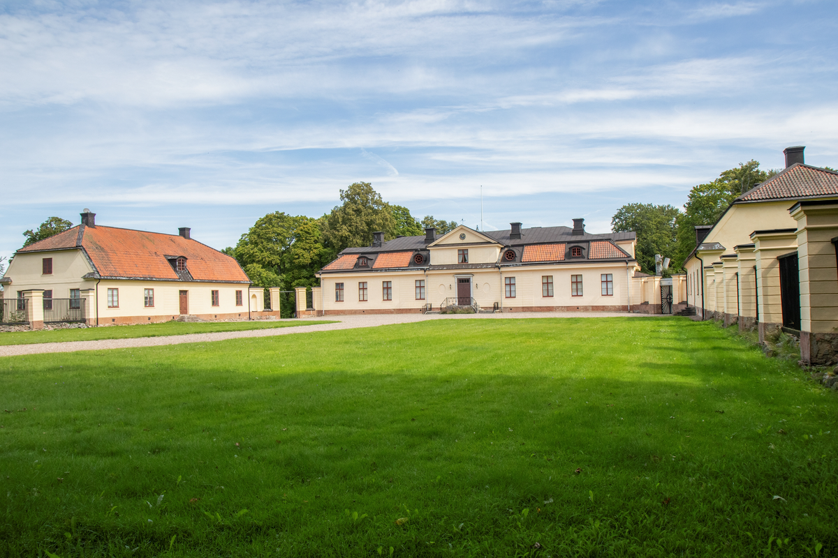 Exteriör från Lambohovs säteri utanför Linköping. Herrgården ligger i Slaka socken. 

Om Lambohovs säteri:
Lambohovs säteri uppfördes 1762–1763 och liknar ett franskt lantslott i rokoko. Både arkitekten Jean Eric Rehn och byggherren Fredrik Carl Sinclair var inspirerade av fransk arkitektur och inredning. Godset var ett påkostat bygge och byggdes ståndsmässigt för att kungligheter skulle kunna övernatta här – vilket de också gjorde. Till stora delar är originalinredningen väl bevarat. Sedan 1967 är herrgårdsanläggningen byggnadsminne och ägs av Linköpings kommuns fastighetsbolag Kulturfastigheter.

Bilder från staden Linköping år 2024.