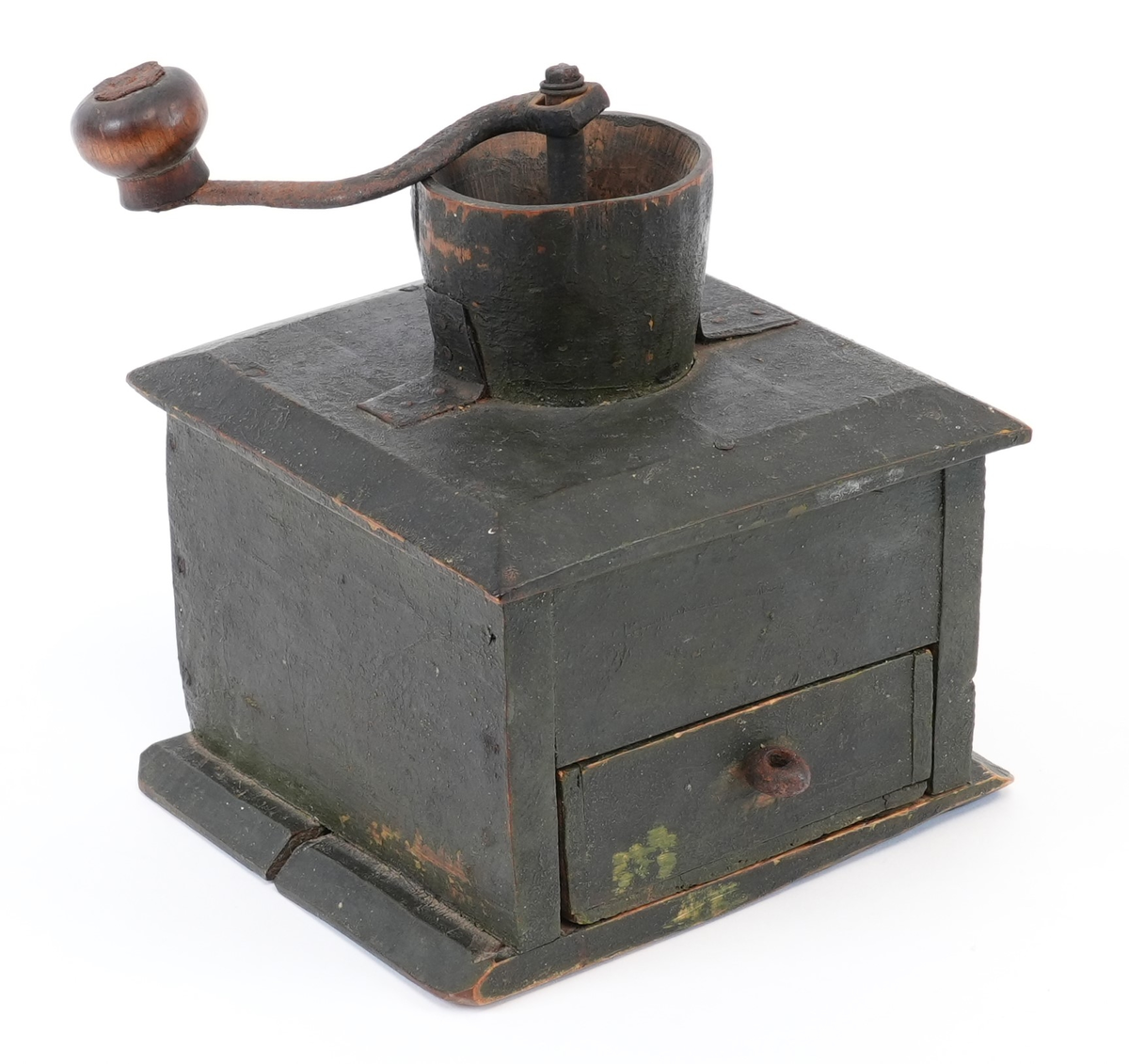 Kaffikvern. Firkanta kasse på sokkelplate, skuff med metallknott. Topplata har avfasa kantar; midt på er ein utgraven kopp til kaffibønnenen og kverna. Sveiva har treknott. Korpus måla mørk grøn utvendig.