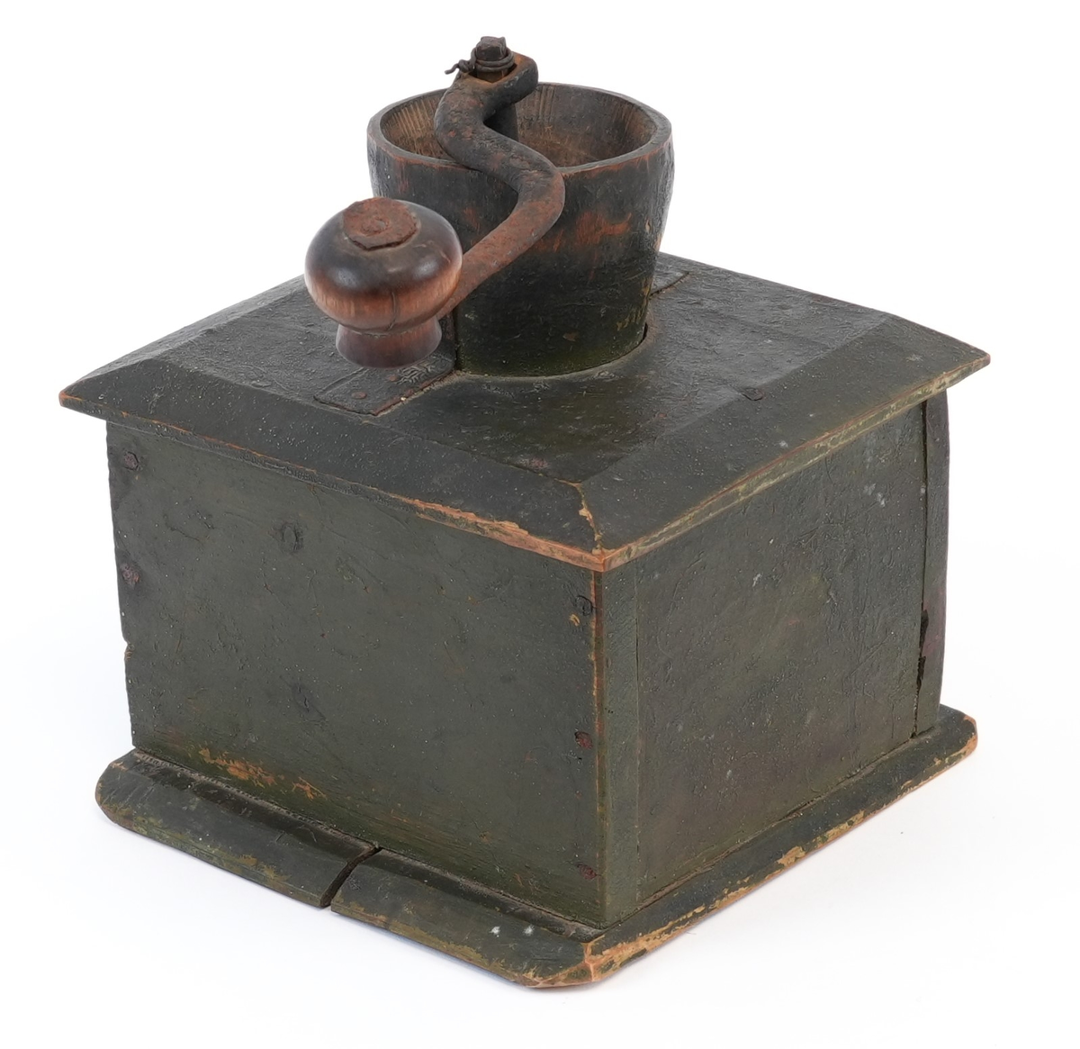 Kaffikvern. Firkanta kasse på sokkelplate, skuff med metallknott. Topplata har avfasa kantar; midt på er ein utgraven kopp til kaffibønnenen og kverna. Sveiva har treknott. Korpus måla mørk grøn utvendig.