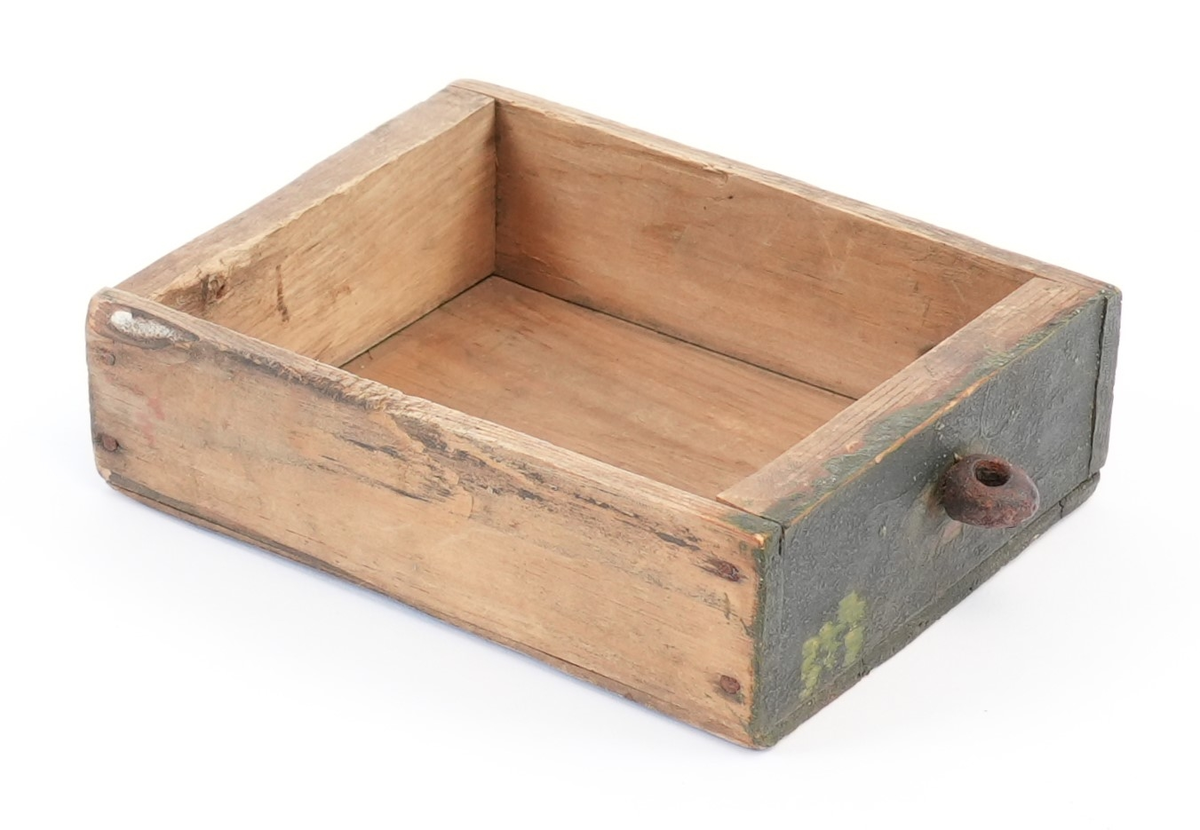 Kaffikvern. Firkanta kasse på sokkelplate, skuff med metallknott. Topplata har avfasa kantar; midt på er ein utgraven kopp til kaffibønnenen og kverna. Sveiva har treknott. Korpus måla mørk grøn utvendig.