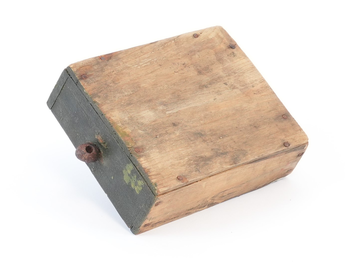 Kaffikvern. Firkanta kasse på sokkelplate, skuff med metallknott. Topplata har avfasa kantar; midt på er ein utgraven kopp til kaffibønnenen og kverna. Sveiva har treknott. Korpus måla mørk grøn utvendig.