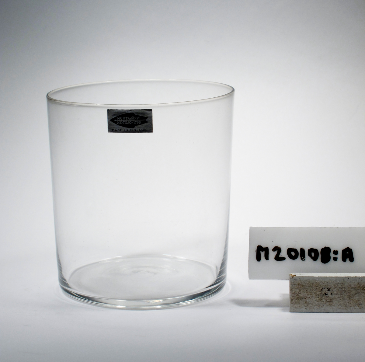 Formgivare:  Cylindrisk form men något vidgande uppåt.