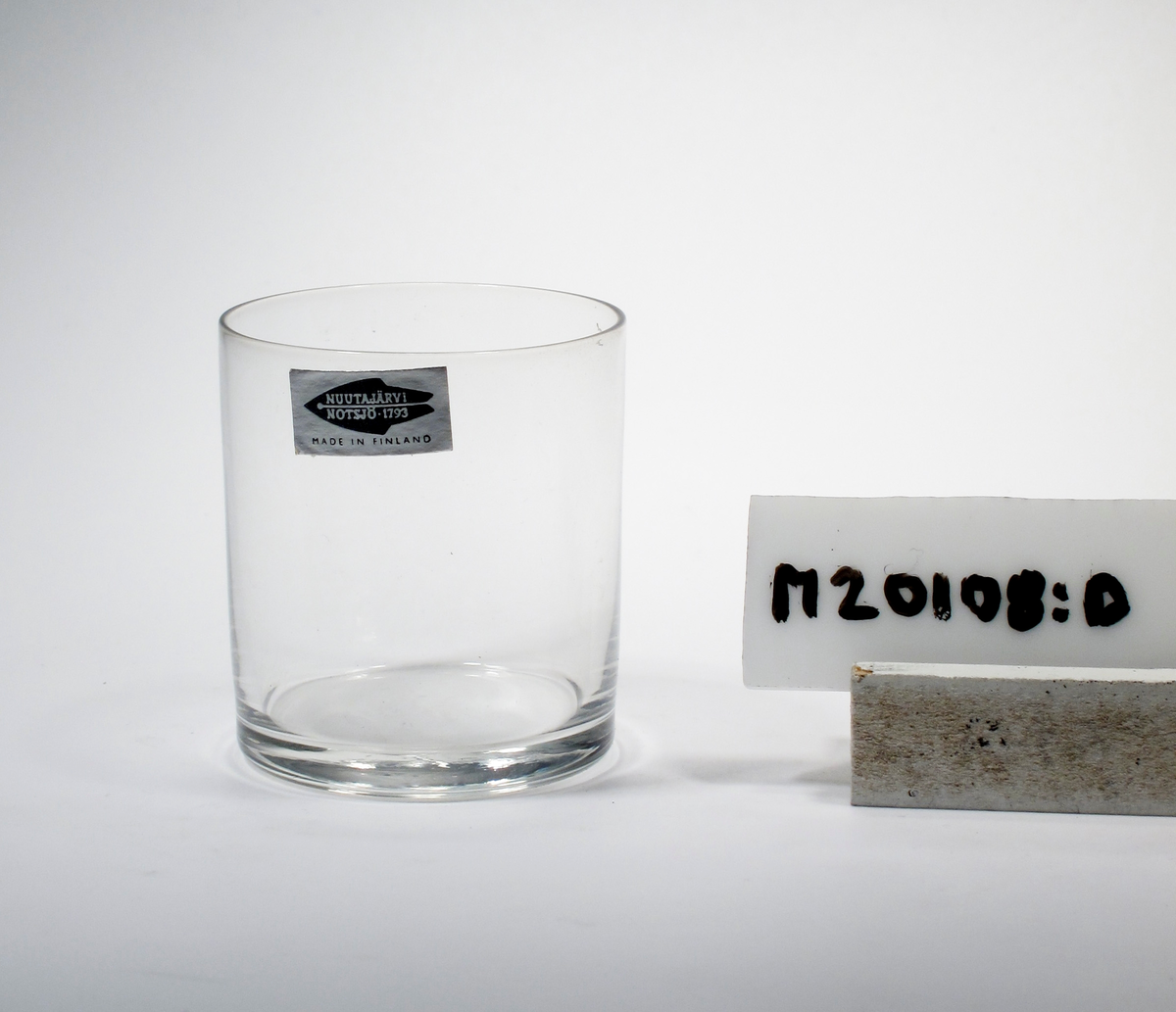 Formgivare:  Cylindrisk form men något vidgande uppåt.
