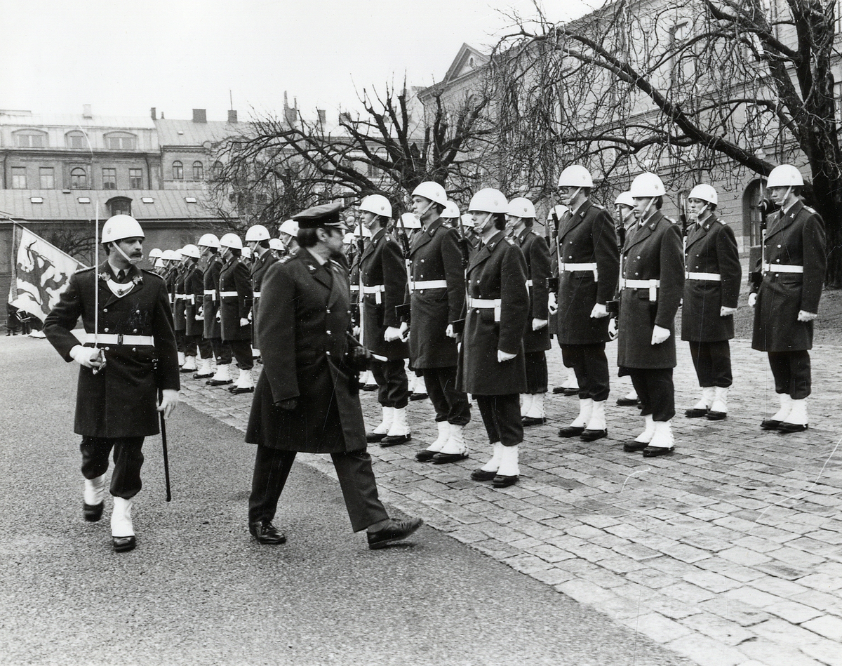 Högvakt vid Kungl. slottet 1979-03-31-04-02.
Vakthavande majoren, major Benny Johansson, åtföljd av vaktchefen kapten Curt Temin inspekterar pågående högvakten på Armémuseums gård.