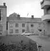 Hunnebergsgatan 8 i Linköping var del i den husrad utmed gatans östra delar som helt utraderades för att vidare ge plats för stadens stifts- och landsbibliotek. Här fastighetens gatufasad 1964.