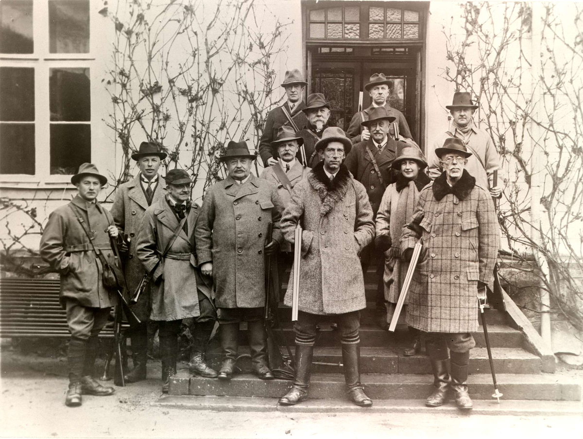 "Jaktsällskap på Skabersjö trappa den 21 november 1923. Fr. v. greve Corfitz Beck-Friis, baron Hans Ramel, envoyén baron Joachim Beck-Friis, baron Henrik Falkenberg, professor Yngve Sjöqvist, Prins Wilhelm, friherrinnan Ingeborg Bonde, f. Thott, Gustav V; överst på trappan: adjutanten överstelöjtnant Gunnar Salander, överadjutanten överste Carl Hallenborg; nedanför dem: greve Claes Lewenhaupt, greve Otto Thott, baron Carl Gotthard Bonde. Foto Nordiska museet efter Rahmn, Malmö." ((Bildtext Stjernswärd, Brita, Skånskt herrgårdsfolk, 1979, sid 207.)