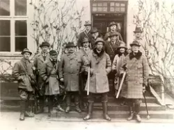 "Jaktsällskap på Skabersjö trappa den 21 november 1923. Fr. 