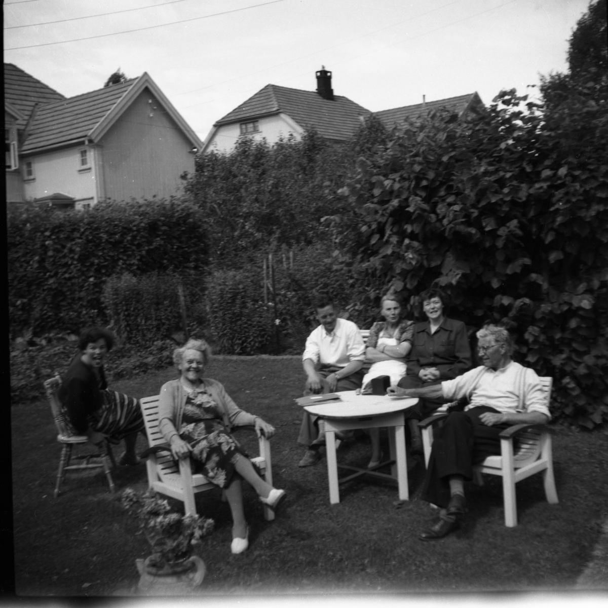 Foto av en gruppe sittende i hagen.

Fotosamling etter fotograf og kringkastingsmann Rikard W. Larsson (31.12.1924 - 08.06.2015).