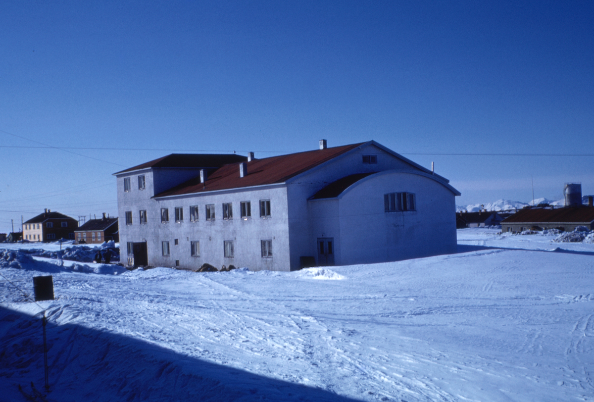 Tur til Ny Ålesund, 1961. Servicebygget. 