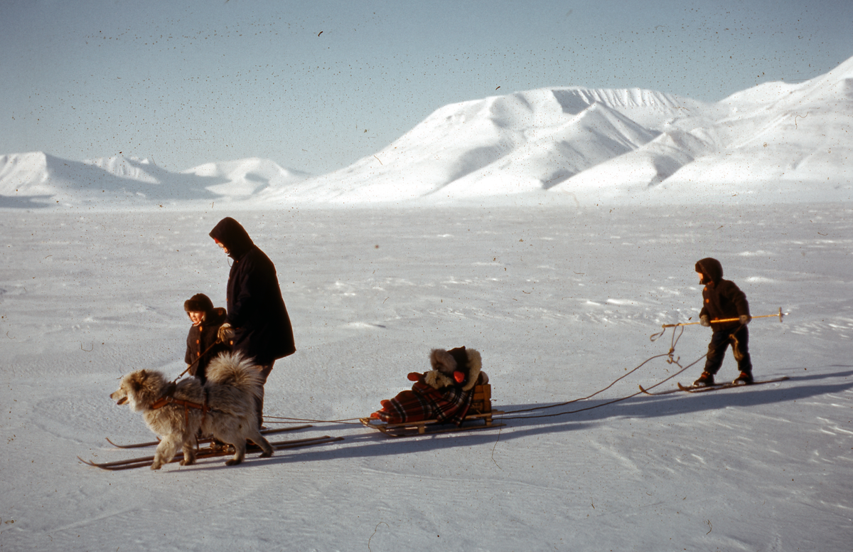 "Familietur til Hiorthhamn. Bildet er speilvendt. 