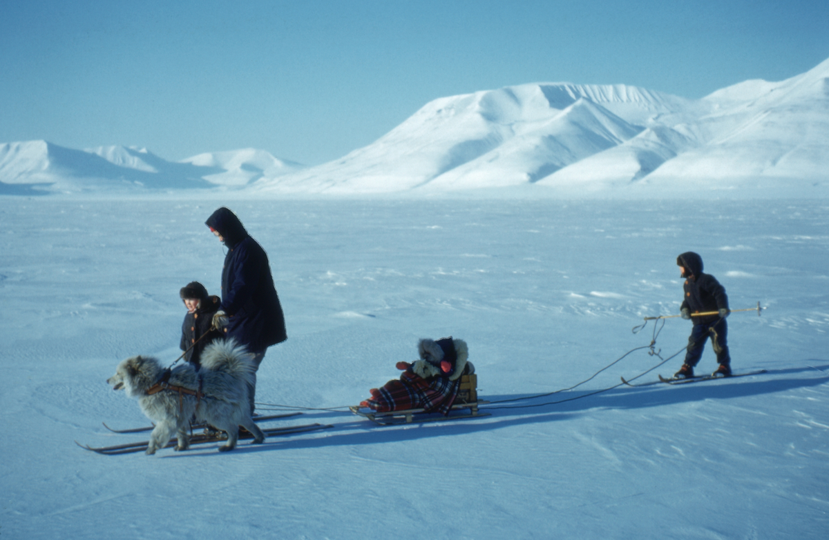 "Familietur til Hiorthhamn. Bildet er speilvendt. 