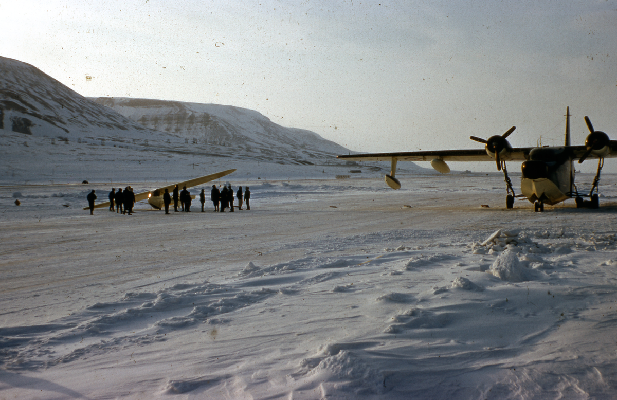 Landing med post-fly i Adventdalen. To Grumman Hu-16 Albatross fra luftforsvaret.  Med et av flyene kom også en representant fra Norsk Aeroklubb som sertifiserte Svalbard Flyklubbs to seilfly. Tiefenthal fikk også sertifisering som seilfly-instruktør. 