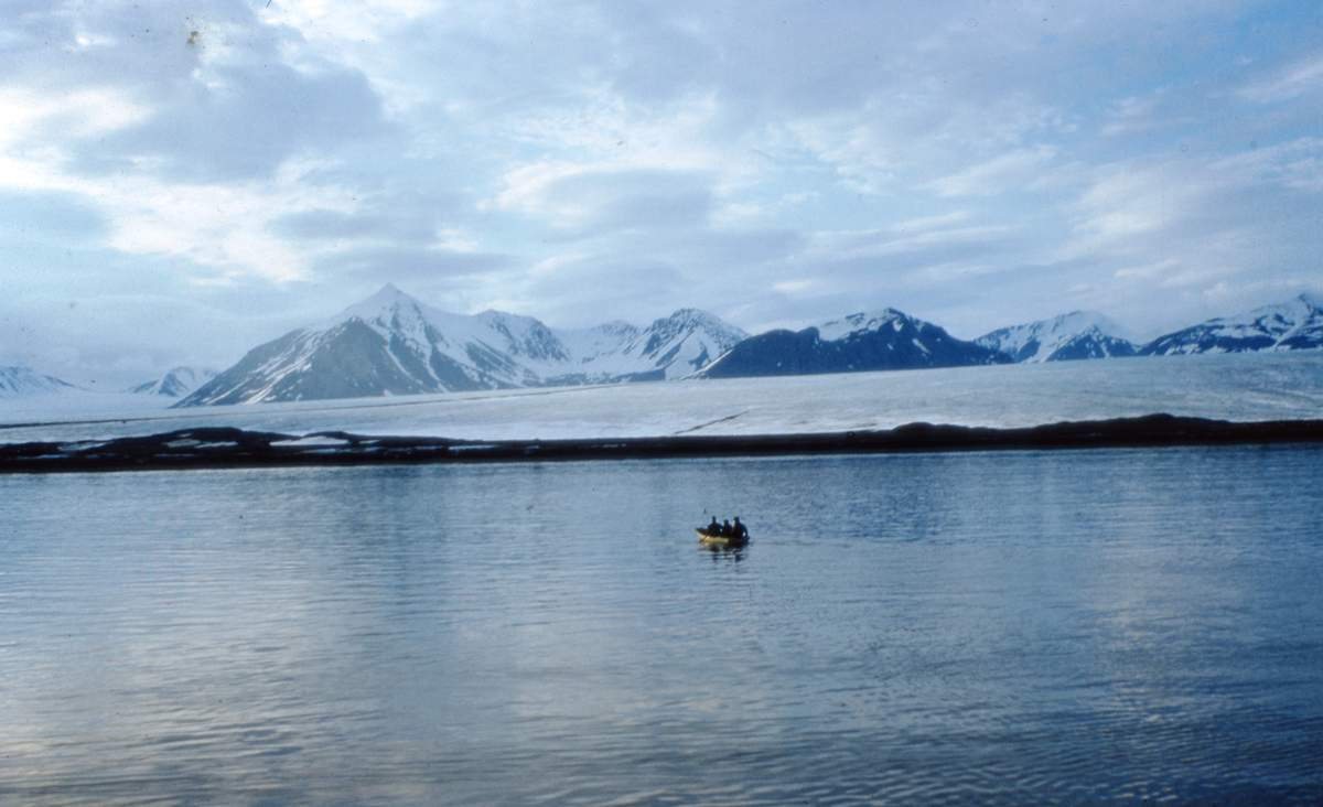 Nordsyssel på vei til Ny-Ålesund. Landsetting av medlemmer fra Cambridge Spitsbergen Expedition. 