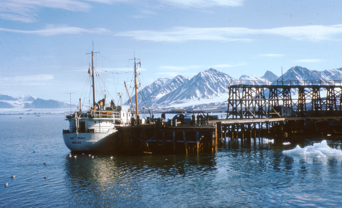 Øst-Tysk fiskebåt/forskningsfartøy til kai i Ny-Ålesund. "Professor Penck av Rostock".