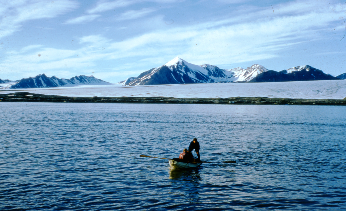 Nordsyssel på vei fra Ny-Ålesund. De hentet forskere fra Cambridge Spitsbergen Expedition på veien.