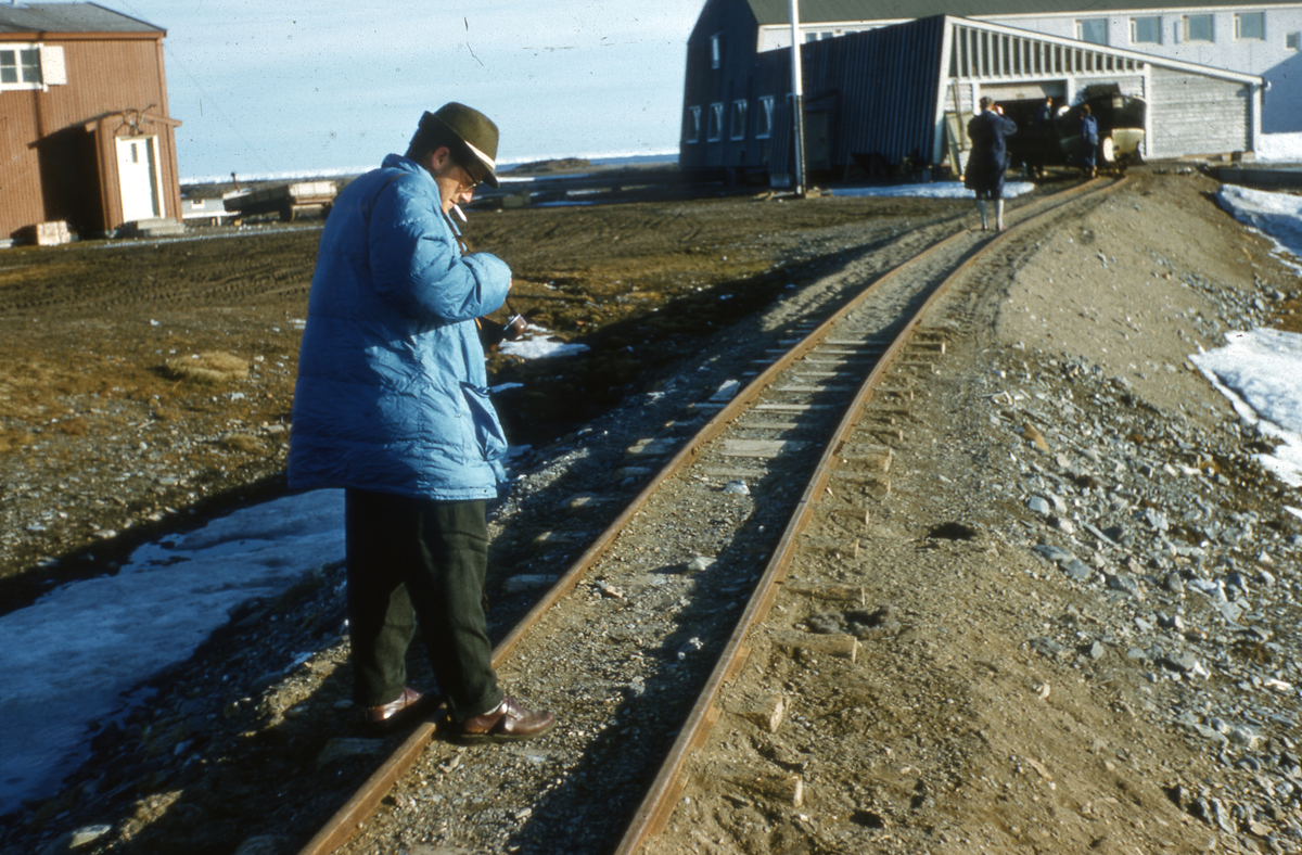 Cambridgeforsker ved alkereir på Isfjord radio. 