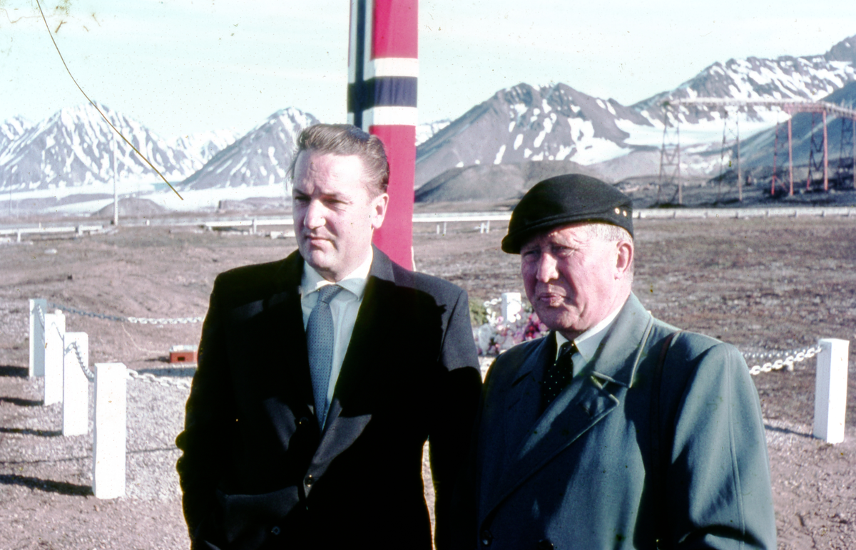 Avduking av bautaen i Ny-Ålesund, 1963. 