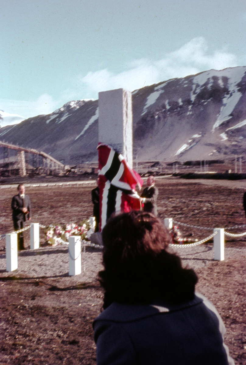 Avduking av bautaen i Ny-Ålesund, 1963. 