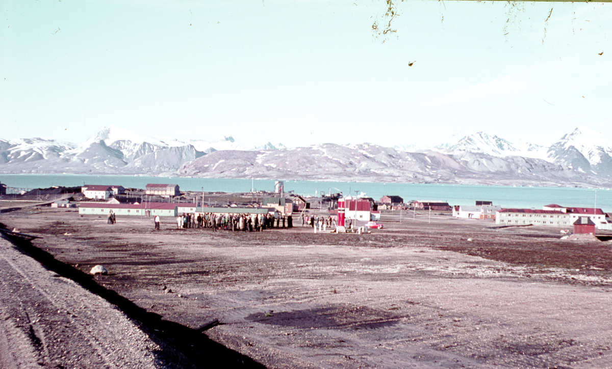 Avduking av bautaen i Ny-Ålesund, 1963. 