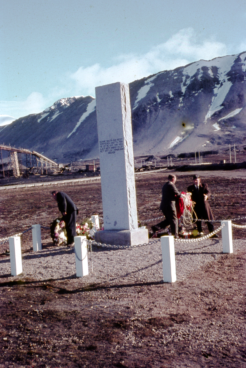 Avduking av bautaen i Ny-Ålesund, 1963. 