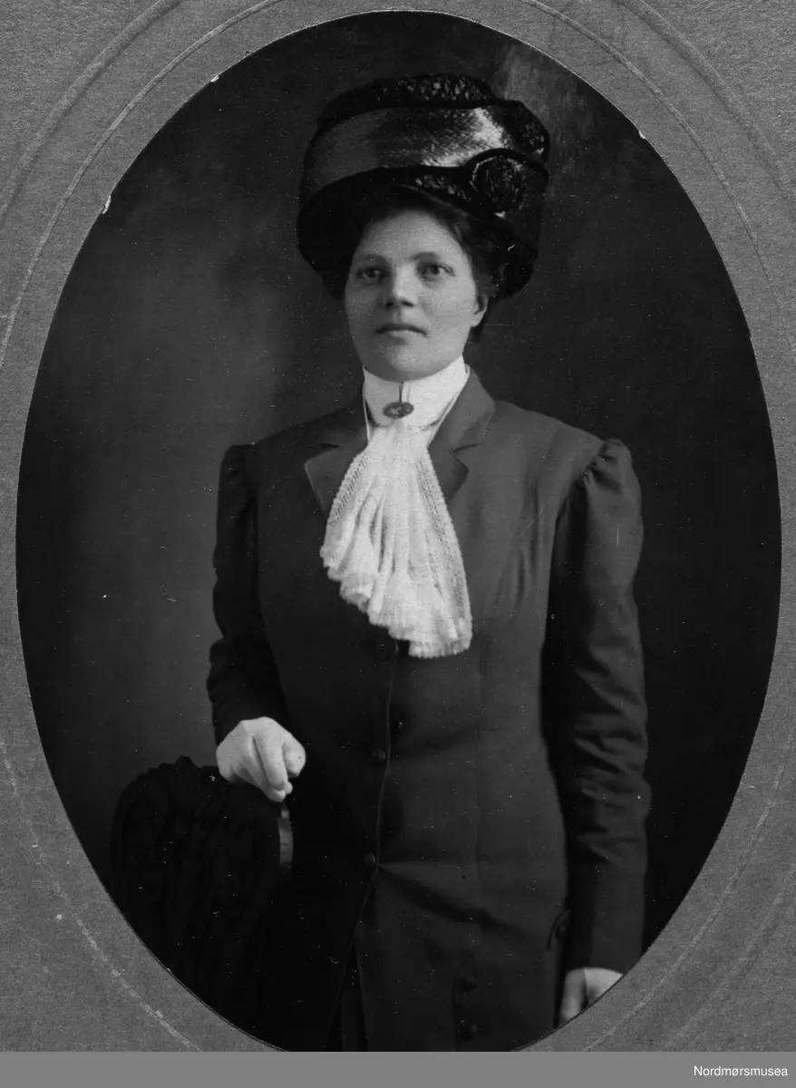 Portrett av en ukjent kvinne. Fra USA, muligens utvandret fra Kristiansund. Datering er trolig omkring 1904-1910. Fotograf er Arthur Nelson Sanborn, 404 Market Street, Wilmington, Delaware, USA.