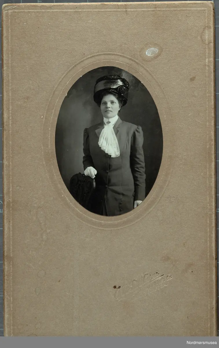 Portrett av en ukjent kvinne. Fra USA, muligens utvandret fra Kristiansund. Datering er trolig omkring 1904-1910. Fotograf er Arthur Nelson Sanborn, 404 Market Street, Wilmington, Delaware, USA.