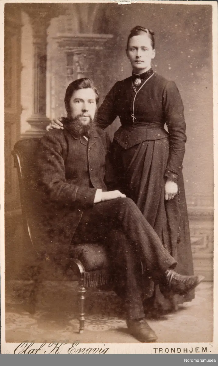 Foto av et ukjent ektepar. Trolig fra Trondheim, men med tilknytning til Kristiansund. NB. Kan være fotografert i Kristiansund da fotografen oppholdt seg i Haugegata 37 i Kristiansund en periode. Datering er usikker.