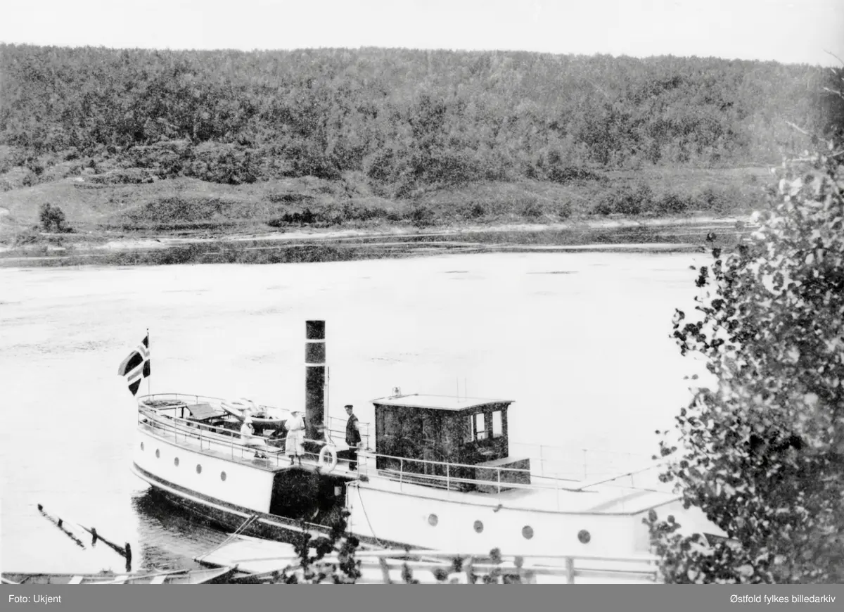DS Krabben ved Tangen brygge i Varteig.
Dampbåten  DS Krabben gikk i rute langs Glomma fra Glengshølen i Sarpsborg til Lindhol i Eidsberg med mange stoppesteder underveis på begge sider av Glomma i perioden 1869 til 1947.