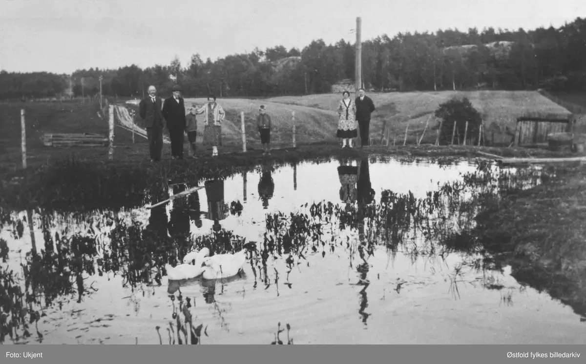 Klemsdal i Varteig i 1930-åra. Personene er ukjente. Gårdsbrønn,