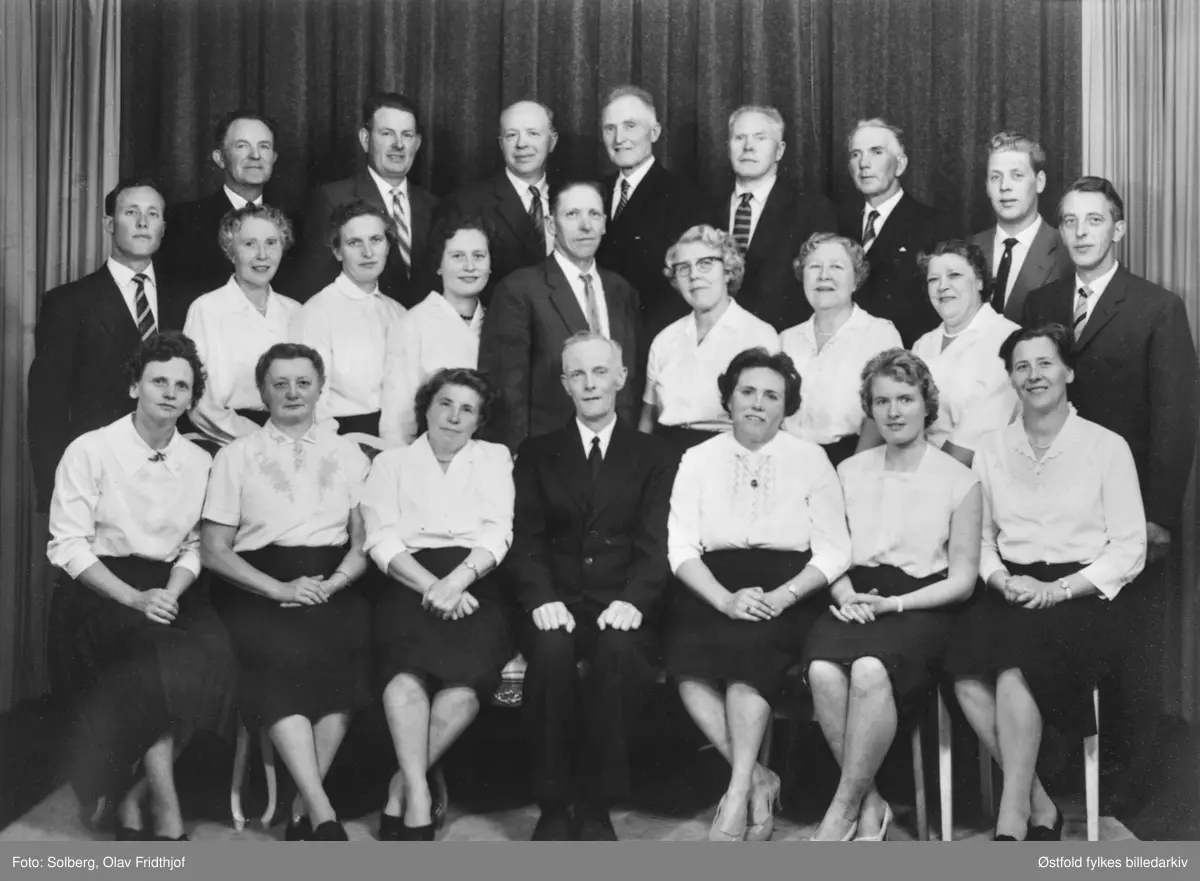 Varteig Blanda Kor i 1961 hos fotografen, 22 sangere og dirigent Hilmar Belsby. Navneliste  med plassering, se fotokort.