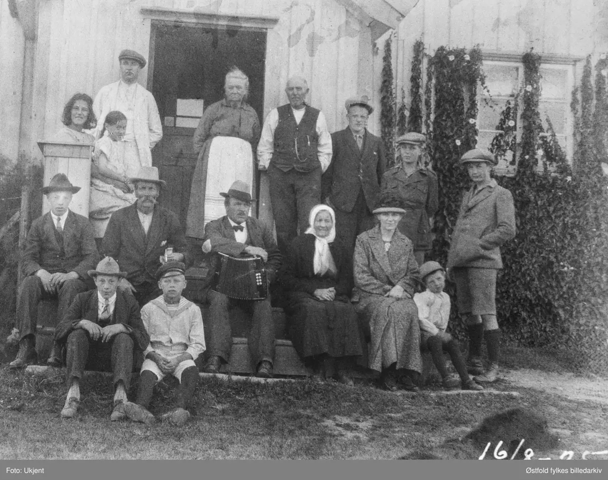 Familien Bergby fotografert 16. august 1925 foran våningshuset på Bergby vestigærn, Varteig . 
Fra venstre:
Karl P., Anders Bergby. 
2. rekke: Hans Bergby, Ludvik Bergby, Sonder Bergby med torader, NN, Olga Bergby, Øyvind Bergby. 
3. rekke: NN,NN, Arnt Bergby, Olava Bergby, Ole H. Bergby, Georg Guldbransen, Håkon & Arne Bergby.