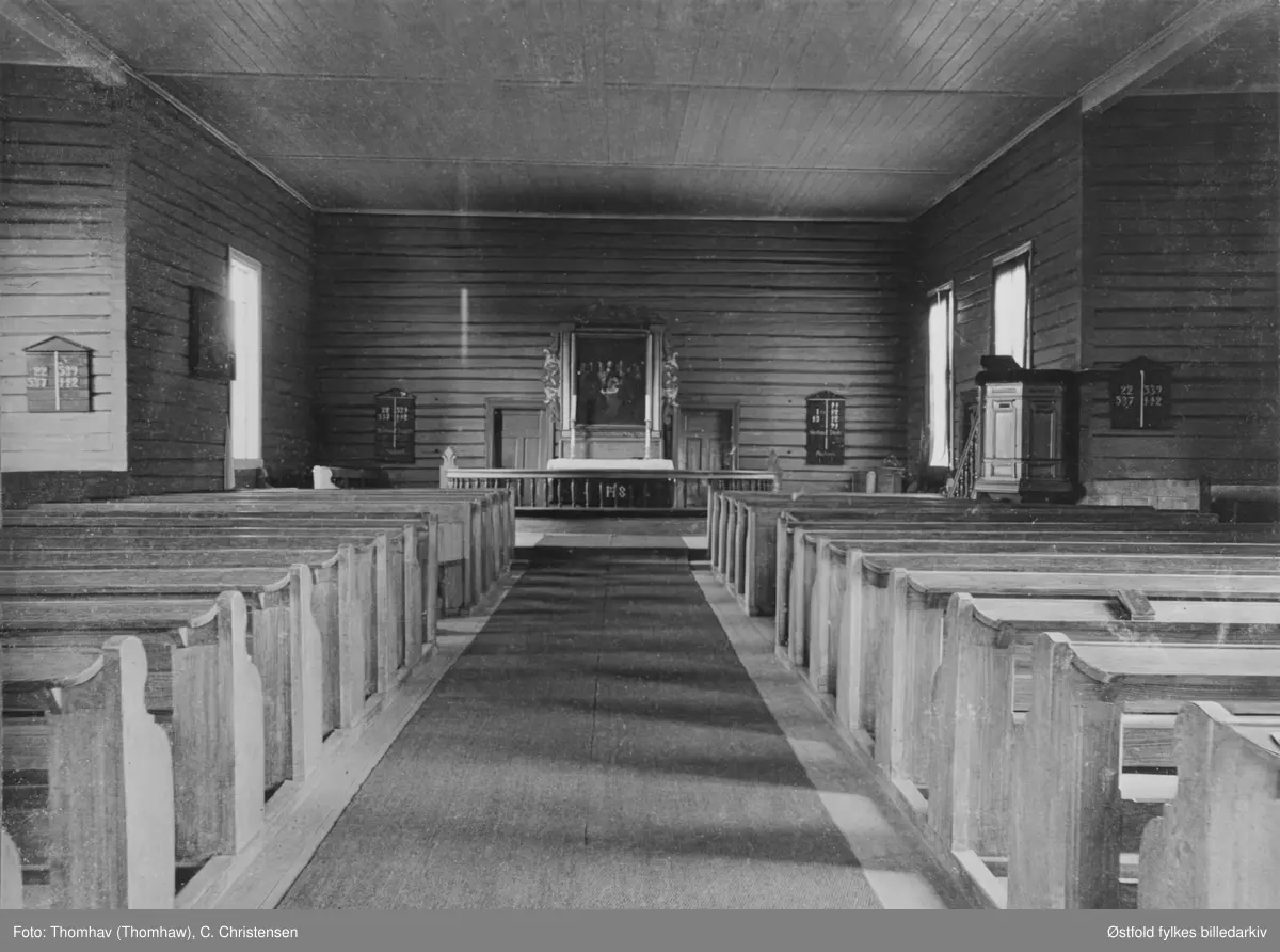 Interiør av Varteig kirke tatt mot øst før omgjøringen i 1911. Nåværende kirke bygd 1859, året etter at kommunen ble eier. Ledet av byggmester Reuter. Se ellers fotomontasje, ØFB.1991-01151.