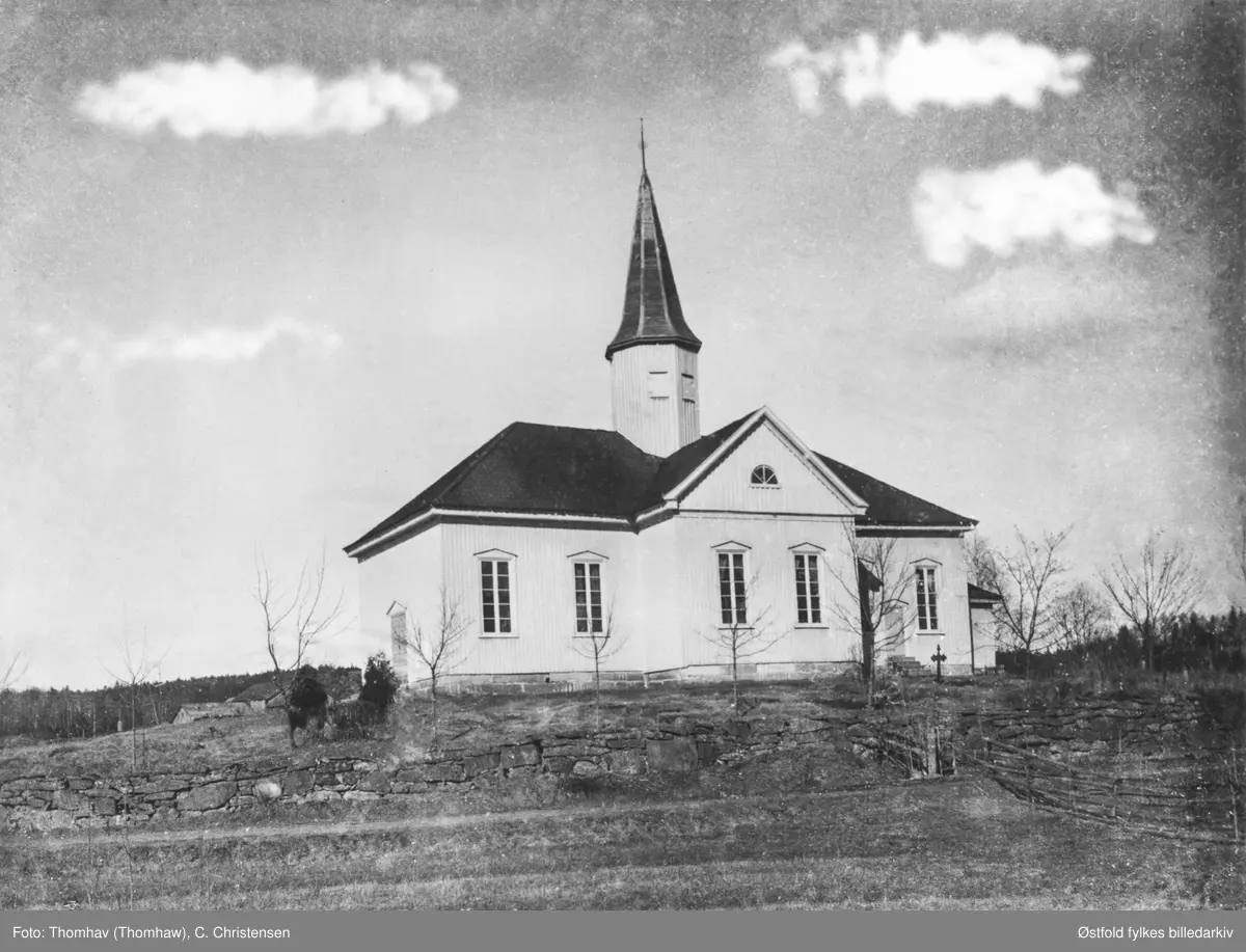 Eksteriør av Varteig kirke tatt før omgjøringen i 1911. Nåværende kirke bygd 1859, året etter at kommunen ble eier. Ledet av byggmester Reuter. Se ellers fotomontasje, ØFB.1991-01151.