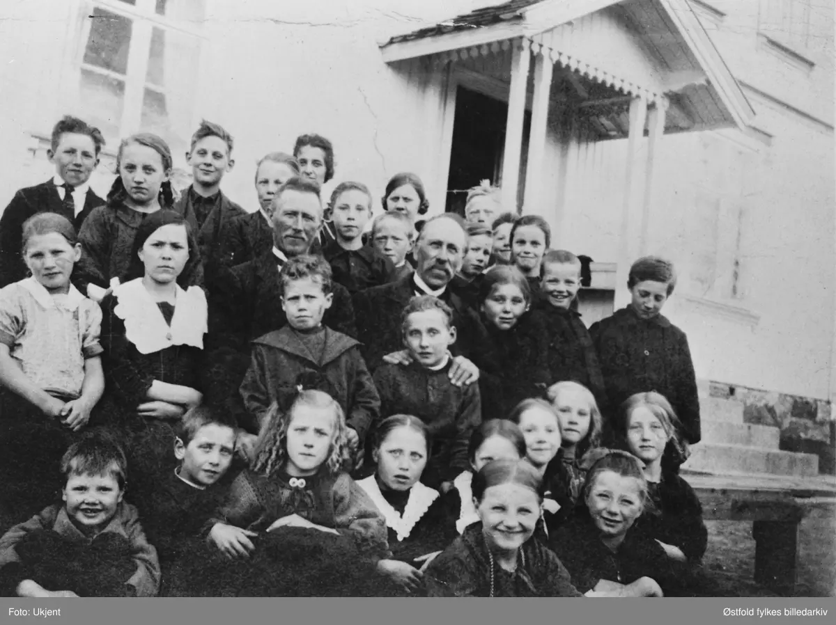 Søndagsskole på Ovaskogs skole (Kokkimmoen) i Varteig ca. 1925/26. Søndagsskolelærere var Karl Bøe (1860-1931), Anders Bøe (1880-1956) og frk. Hedvig Monsen.