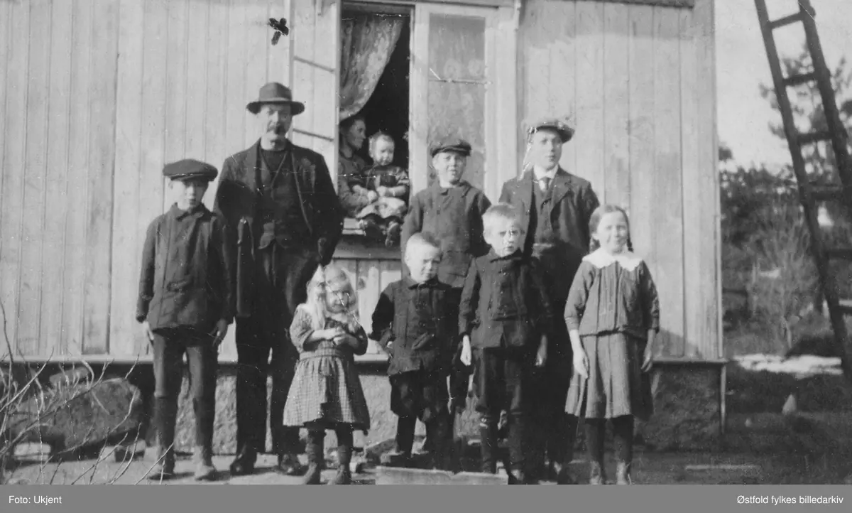 Familien til Harda og Hermann Bergli (F.1864) utenfor hjemmet deres, Langengen, Ise i Varteig. De hadde åtte barn. Hermann arbeidet på Haga Hoell, mekanisk verksted som produserte landbruksredskaper. 
Fra venstre: Einar, Hermann, Ruth, Olaf, Kristian, Martha. Harald og Arne bakerst, I vinduet Harda med Johan.