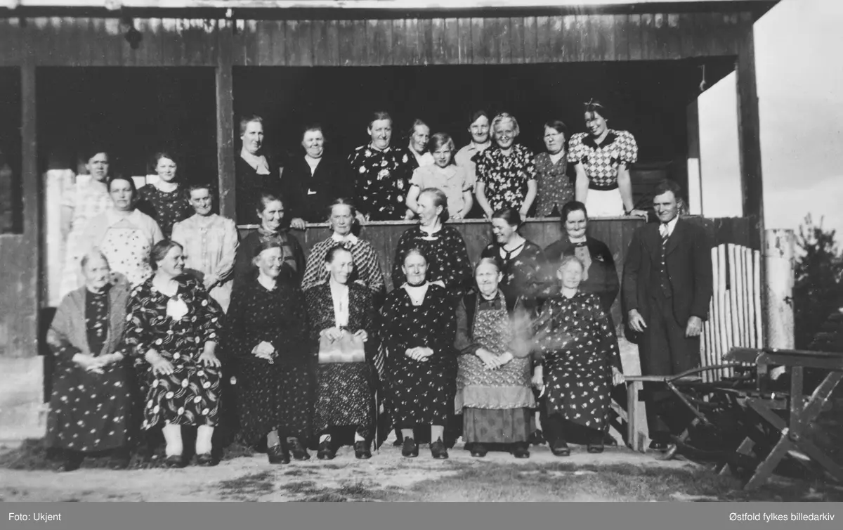 Betel Kvinneforening, kvinnemisjon i Varteig  13. juni 1938. Utenfor Bergby - nordstua. Se også nesten identisk bilde ØFB.1990-00056. Navneliste med plassering - se fotokort.