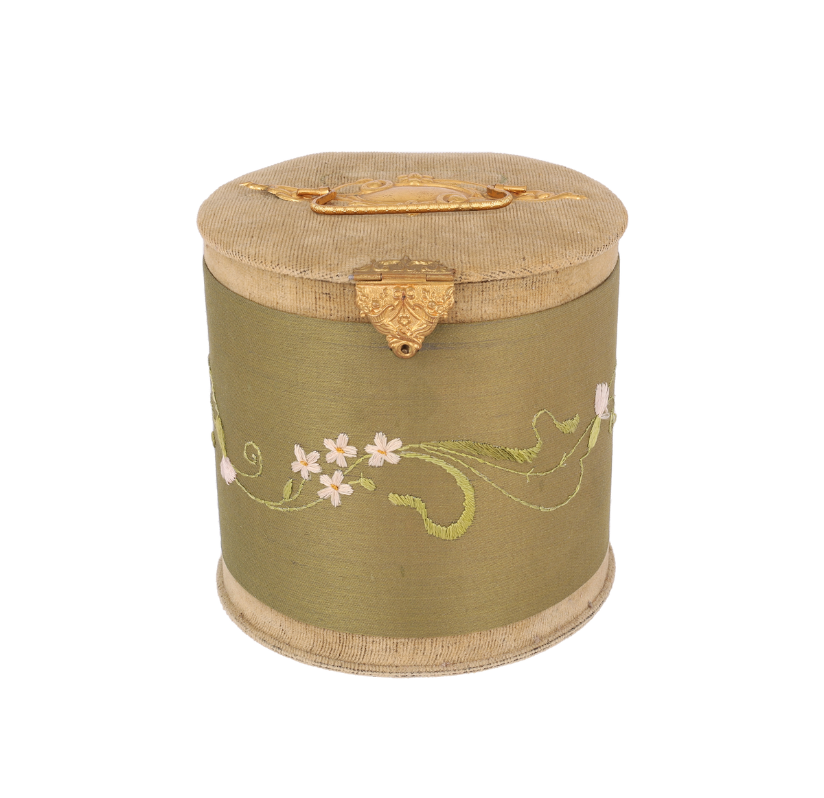 Närmast cylindrisk ask med plant lock. Klädd med grön bomullssammet, brett band av atlassiden med broderad blomslinga i silketråd. Handtag och lås av förgyllt metallbleck. Stomme i vit papp. I gott skick.