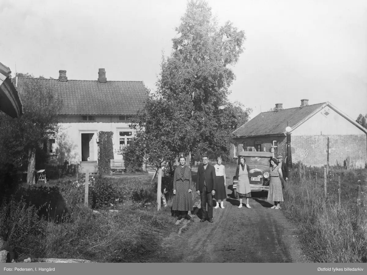 Ved Brunsby gård (landhandel & telefon) og Varteig meieri i 1933. 
Fra venstre: Anna Westgaard, Anders W., Klara W. (datter), Aashild W. (datter), Dora Lunde og Johan Kultorp. Før avreise til byen (Sarpsb.), for å kjøpe kjolestoff til Klaras konfirmasjon. Dora L. med som sydame, Johan K. som sjåfør. Bilkjennetegn B-3897. Åpen Ford A-modell 1928-29.