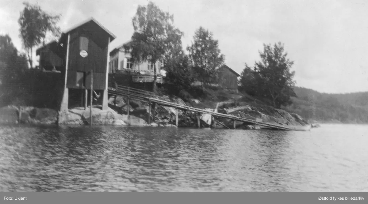 Tangen landhandel, Furuholmen, Varteig ca. 1930. Vi ser lagerbygning og brygge (Glomma). I bakgrunnen våningshuset der butikken var. Butikken ble nedlagt i 1976. Båten "DS Krabben" pleide å legge til brygga, og varene ble heist opp vinsj. I dag et lite museum i bygningen.
Dampbåten  DS Krabben gikk i rute langs Glomma fra Glengshølen i Sarpsborg til Lindhol i Eidsberg med mange stoppesteder underveis på begge sider av Glomma i perioden 1869 til 1947.