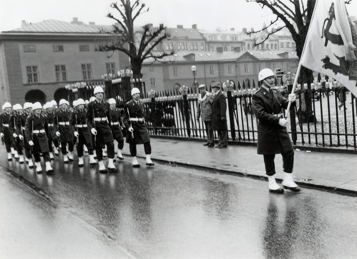 Högvakt vid Kungl. slottet 1979-03-31-04-02.
04-01. I11, Vakt 2 på väg från Armémuseum mot Kungl. slottet. Fanbärare: kapten Ingemar Bolsgård.