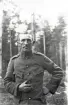 Repetitionsövningarna vid I11 i Växjö, hösten 1921.
En man i uniform med en cigarett i handen, i ett skogsbryn.